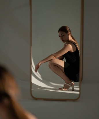 У меня сногсшибательные формы, неотразимая кожа и глубокие глаза, в которых ты утонешь. Я живу в Москве, и готова прилететь к тебе на крыльях страсти. Мои услуги - это настоящая экстаз, я умею доставить удовольствие, о котором ты мечтаешь. Мы с тобой окунемся в океан наслаждения, где каждый твой желания будет исполнен до мелочей. Мои клиенты говорят, что я самая нежная и опытная индивидуалка, с которой они когда-либо встречались. Убедись в этом сам, и ты не пожалеешь! 🌟💋+фото 18, 19 лет